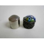 Twee ronde dekseldoosjes, 1 met geslepen maansteen en 1 met fligrain rand en fraai gekleurde steen