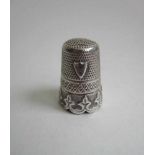 Zilveren vingerhoed met graveringen en schildje,grote maat,,ca.6gr