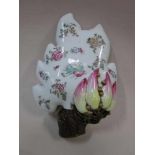 Chinees porseleinen wandvaas met decor van Boedha's hand. Fam. Rose. Lengte 22 cm. Gemerkt Qian