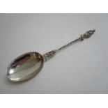 Zilveren apostellepel met fraaie steel en ovale bak met geprofileerde rattenstaart.Onduidelijk