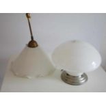 Twee hanglampen w.o. plafonniere, witte kappen. Two hanging lamps