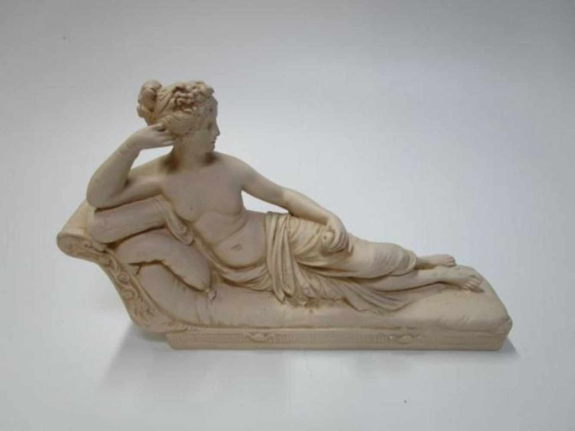 Aardewerk sculptuur van een zittende vrouw, naar antiek grieks voorbeeld, 35x22cm