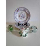 Lot van 4 blauwe antieke bordjes, twee presse-papier glazen bollen en Royal Daulton beeldje (