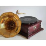 Gramophoon met koperen hoorn naar His Masters Voice Gramophone with cupper horn as H.M.V.