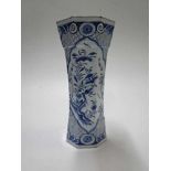 Delfs blauw aardewerk vaas, 19de eeuw, gemerkt IVH, hoogte ca. 38cm