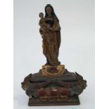 Antieke houten sculptuur van Maria met kind, polychroom, op sokkel 36 cm hoog x 25.2cm br