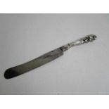 Fries mes voorzien van zilveren heft met C-voluten en vrouwenkopje in contour.Mr.Casparus Seth,