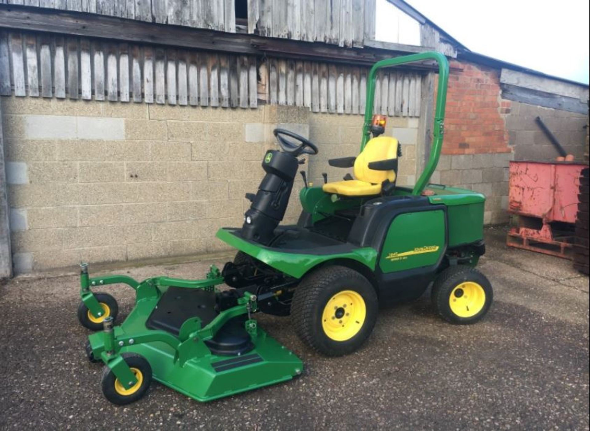 JOHN DEERE 1445 SERIES 2 RIDE-ON DIESEL LAWN MOWER ONLY 1200 HOURS *PLUS VAT* - Image 2 of 4