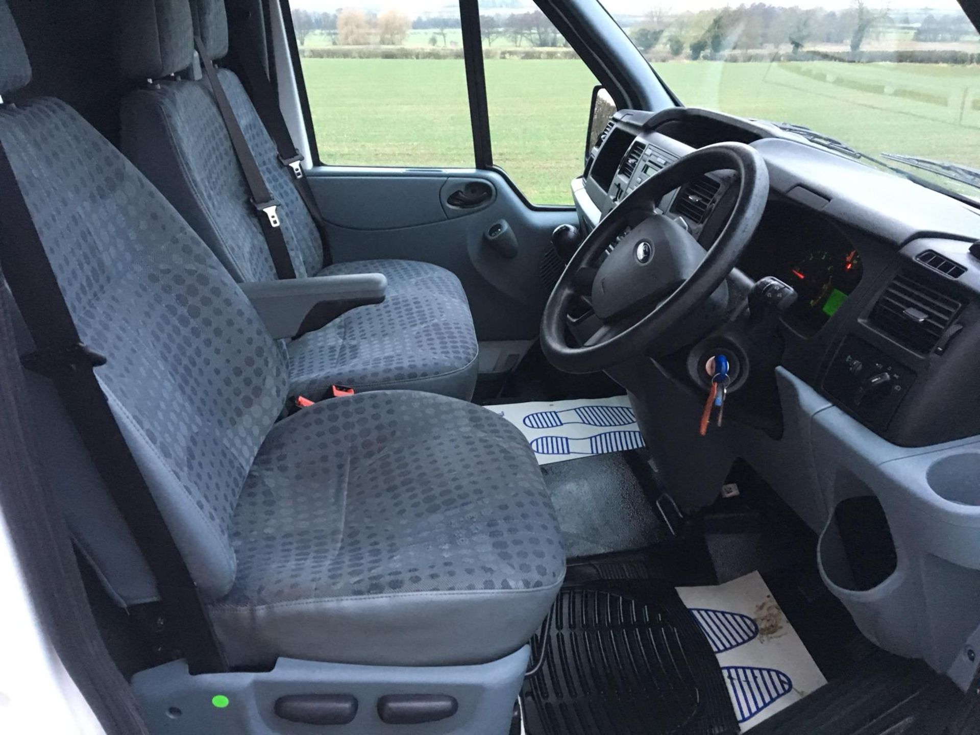 2013/13 REG FORD TRANSIT 100 T300 FWD WHITE DIESEL PANEL VAN, SHOWING 0 FORMER KEEPERS *NO VAT* - Image 9 of 9