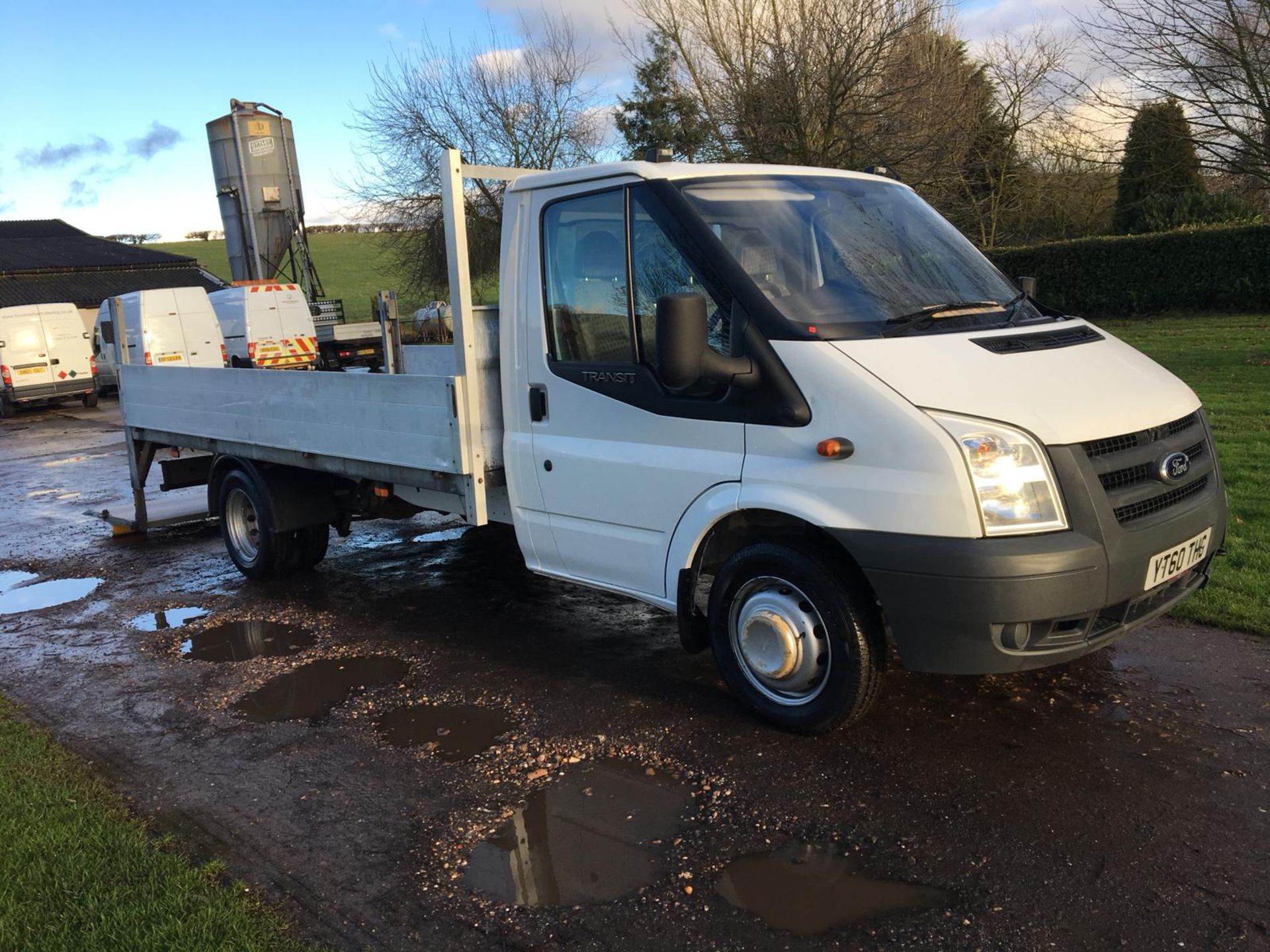 2010/60 REG FORD TRANSIT 115 T350L RWD WHITE DIESEL DROPSIDE WITH TAIL LIFT *NO VAT* - Image 4 of 9