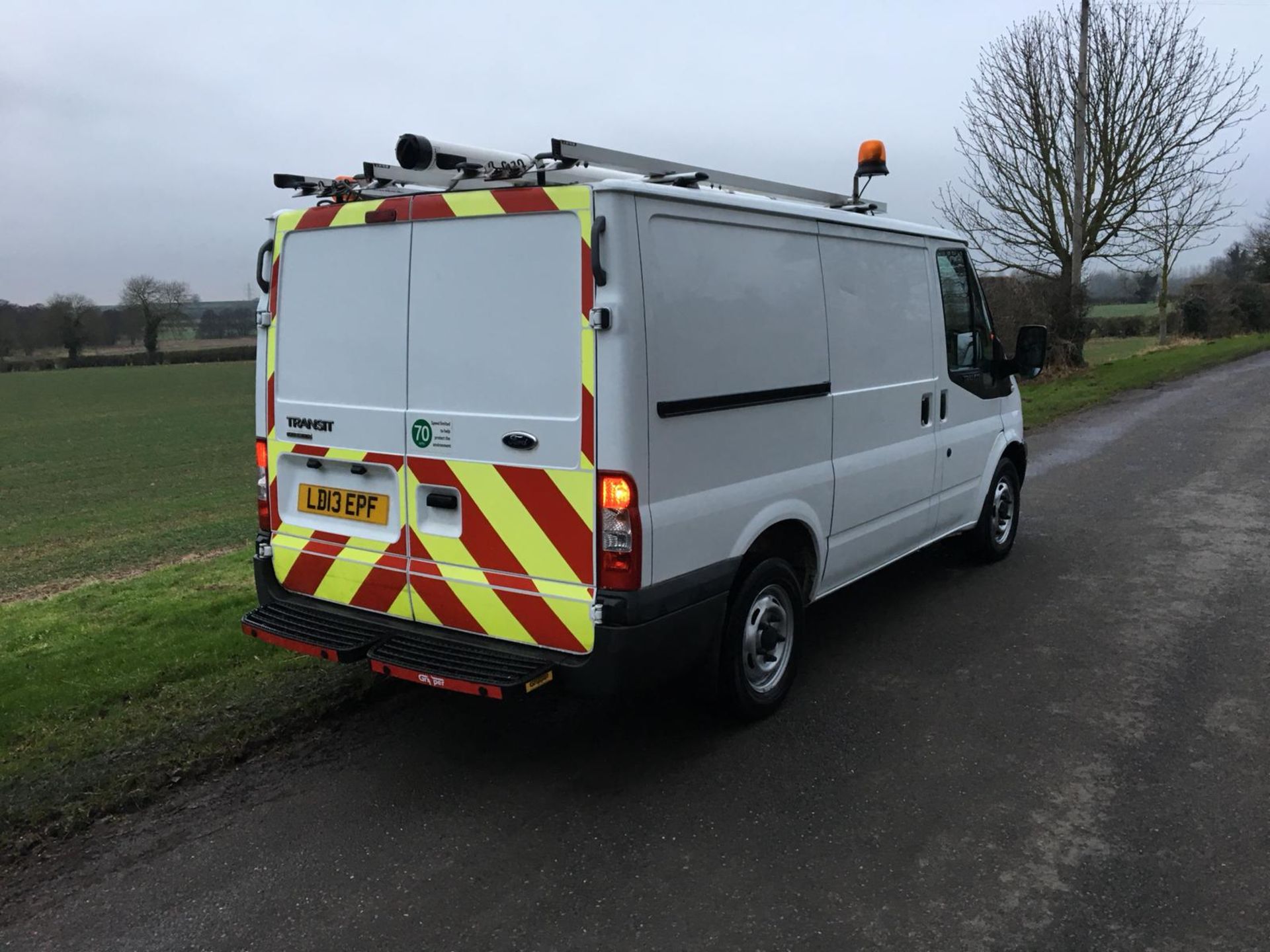 2013/13 REG FORD TRANSIT 100 T300 FWD WHITE DIESEL PANEL VAN, SHOWING 0 FORMER KEEPERS *NO VAT* - Image 4 of 9