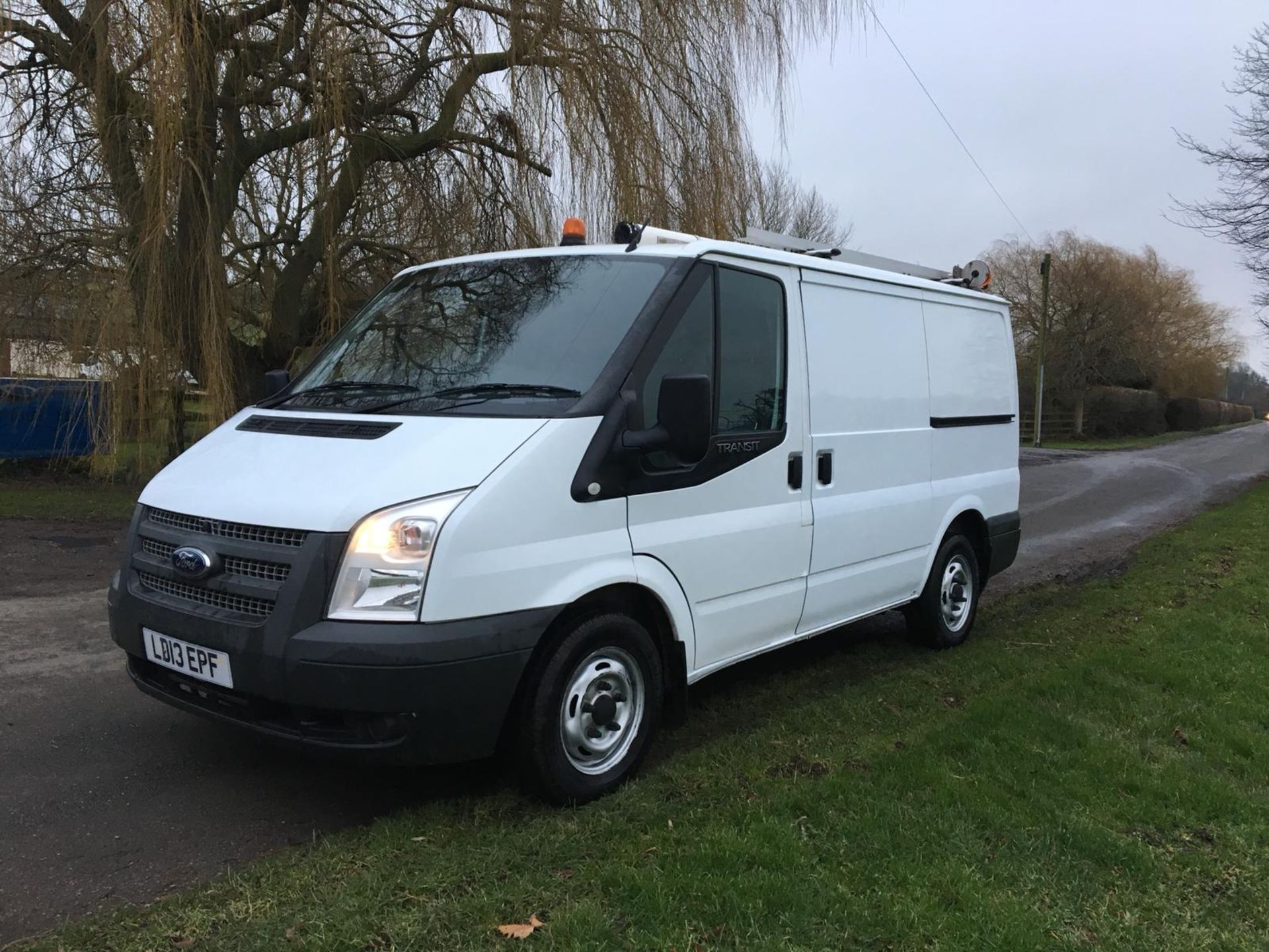 2013/13 REG FORD TRANSIT 100 T300 FWD WHITE DIESEL PANEL VAN, SHOWING 0 FORMER KEEPERS *NO VAT* - Image 2 of 9