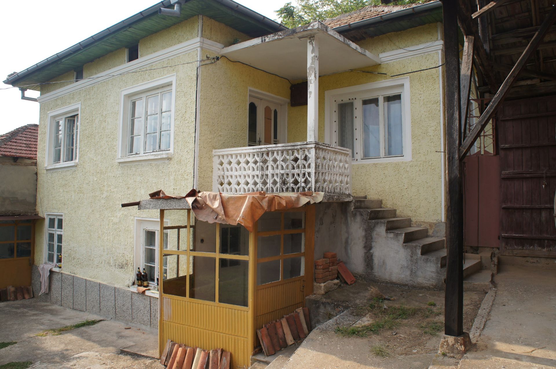 FREEHOLD 3 BEDROOM PROPERTY AND LAND IN BULGARIA - Image 10 of 17