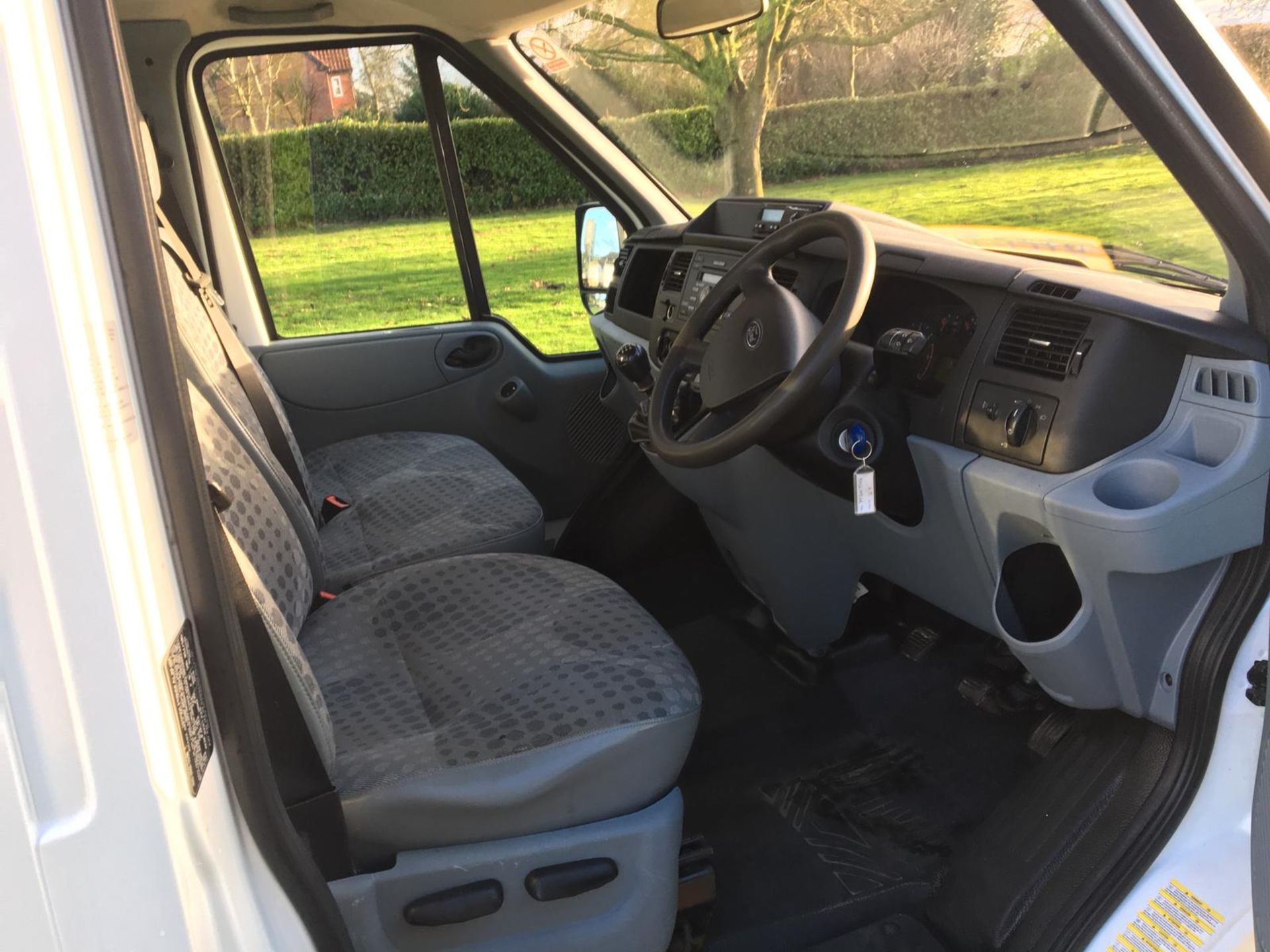 2010/60 REG FORD TRANSIT 115 T350L RWD WHITE DIESEL DROPSIDE WITH TAIL LIFT *NO VAT* - Image 8 of 9