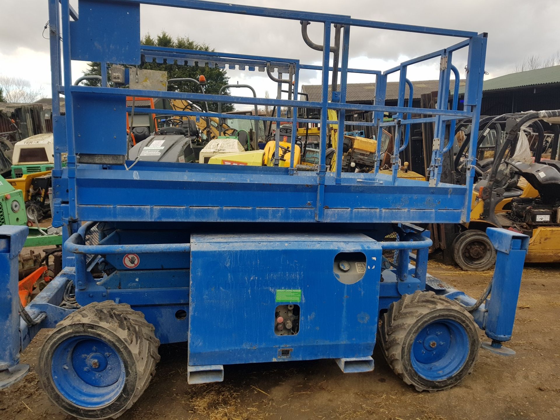 GENIE SKYJACK SCISSOR LIFT SJ6826RT 4WD SHOWING 1,696 HOURS *PLUS VAT* - Image 4 of 7