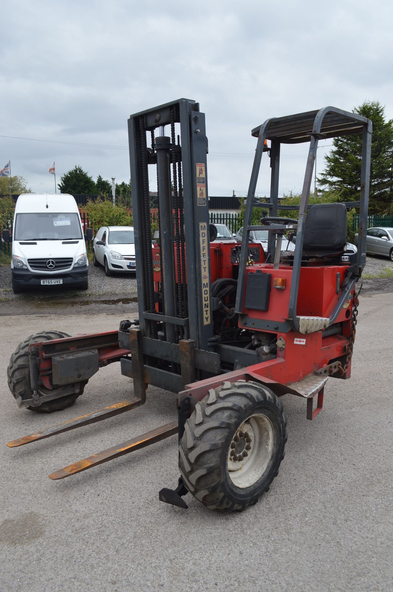 2003/53 REG MOFFETT MOUNTY RED DIESEL FORKLIFT WITH SIDE SHIFT, IN GOOD WORKING ORDER *PLUS VAT*