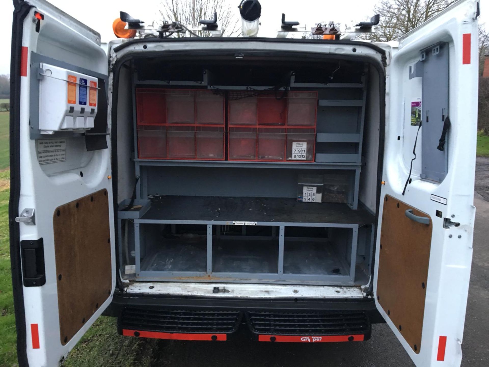 2013/13 REG FORD TRANSIT 100 T300 FWD WHITE DIESEL PANEL VAN, SHOWING 0 FORMER KEEPERS *NO VAT* - Image 5 of 9