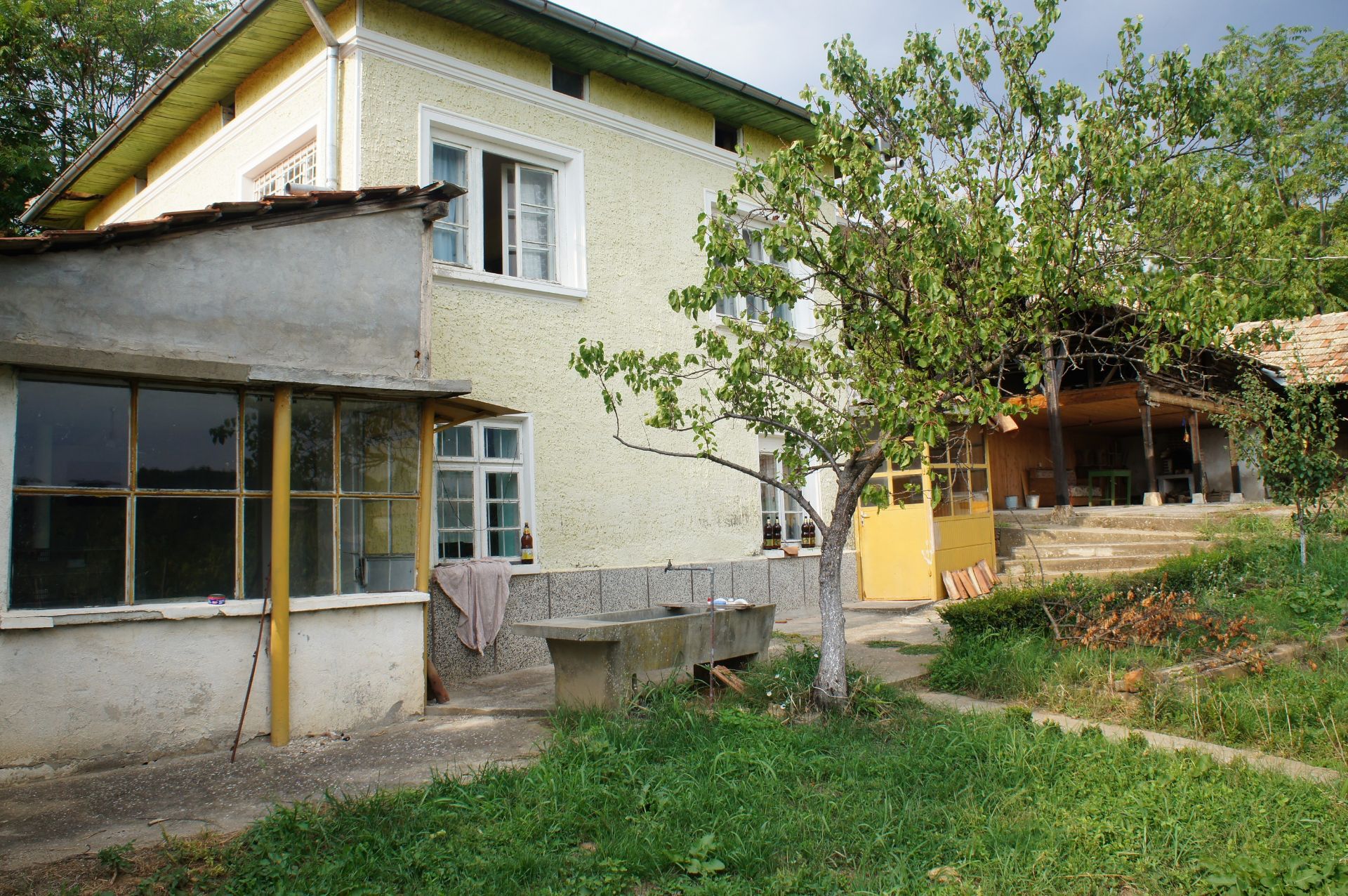 FREEHOLD 3 BEDROOM PROPERTY AND LAND IN BULGARIA - Image 8 of 17