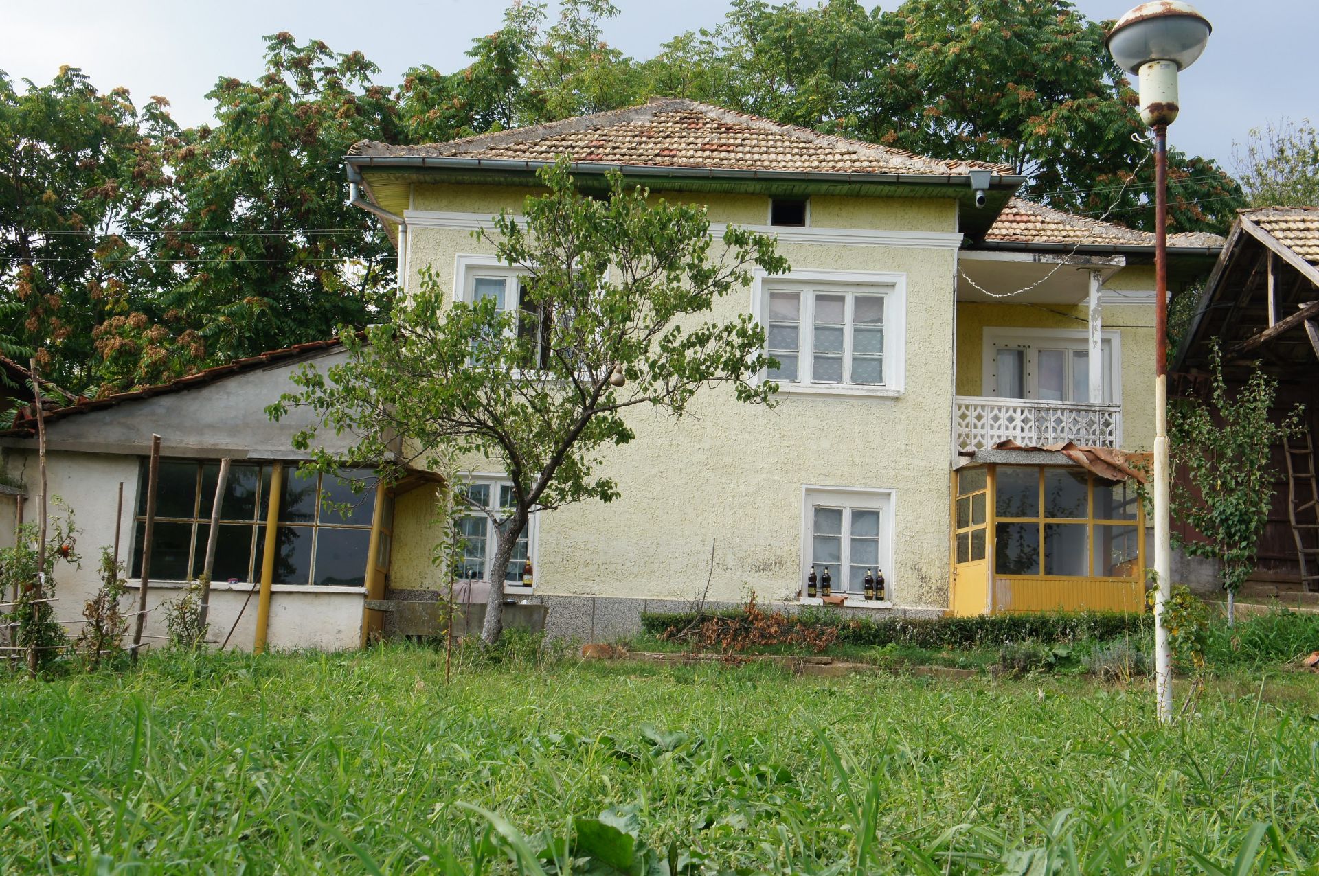 FREEHOLD 3 BEDROOM PROPERTY AND LAND IN BULGARIA - Image 3 of 17