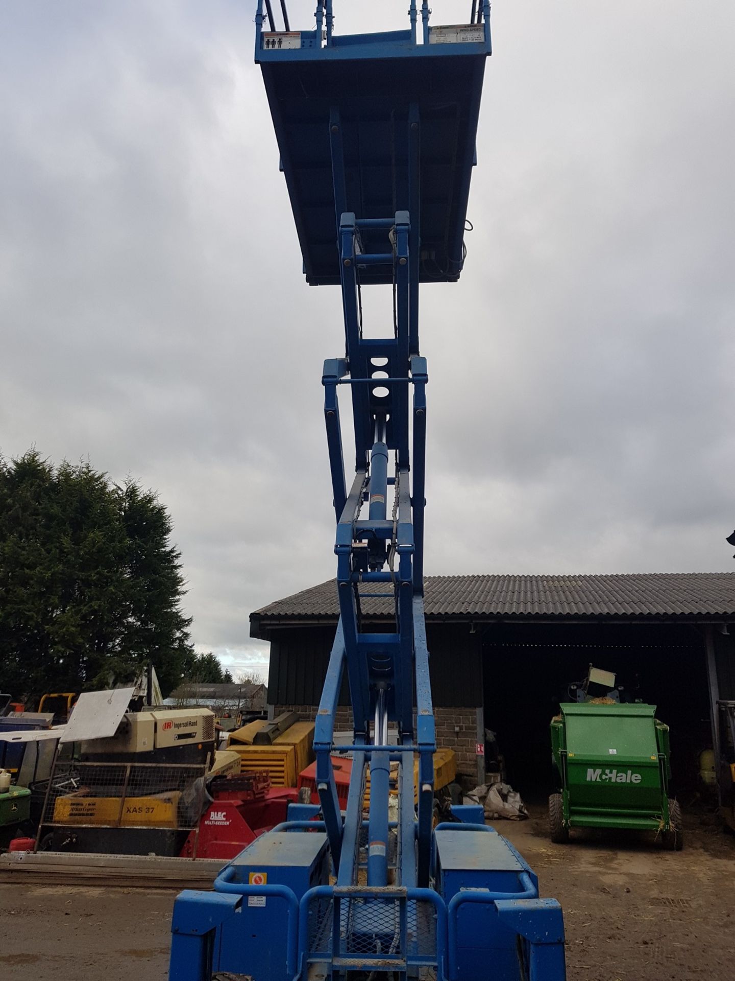 GENIE SKYJACK SCISSOR LIFT SJ6826RT 4WD SHOWING 2,190 HOURS *PLUS VAT* - Image 4 of 9