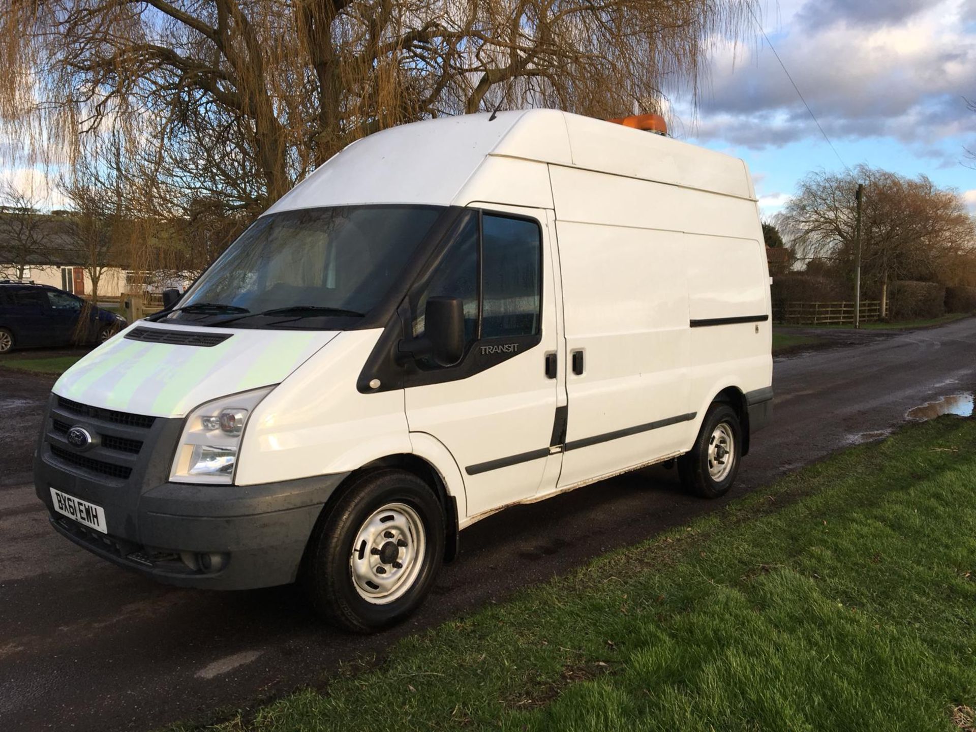 2011/61 REG FORD TRANSIT 100 T350M RWD WHITE DIESEL PANEL VAN - ELECTRIC COMPRESSOR VAN *NO VAT* - Image 3 of 16