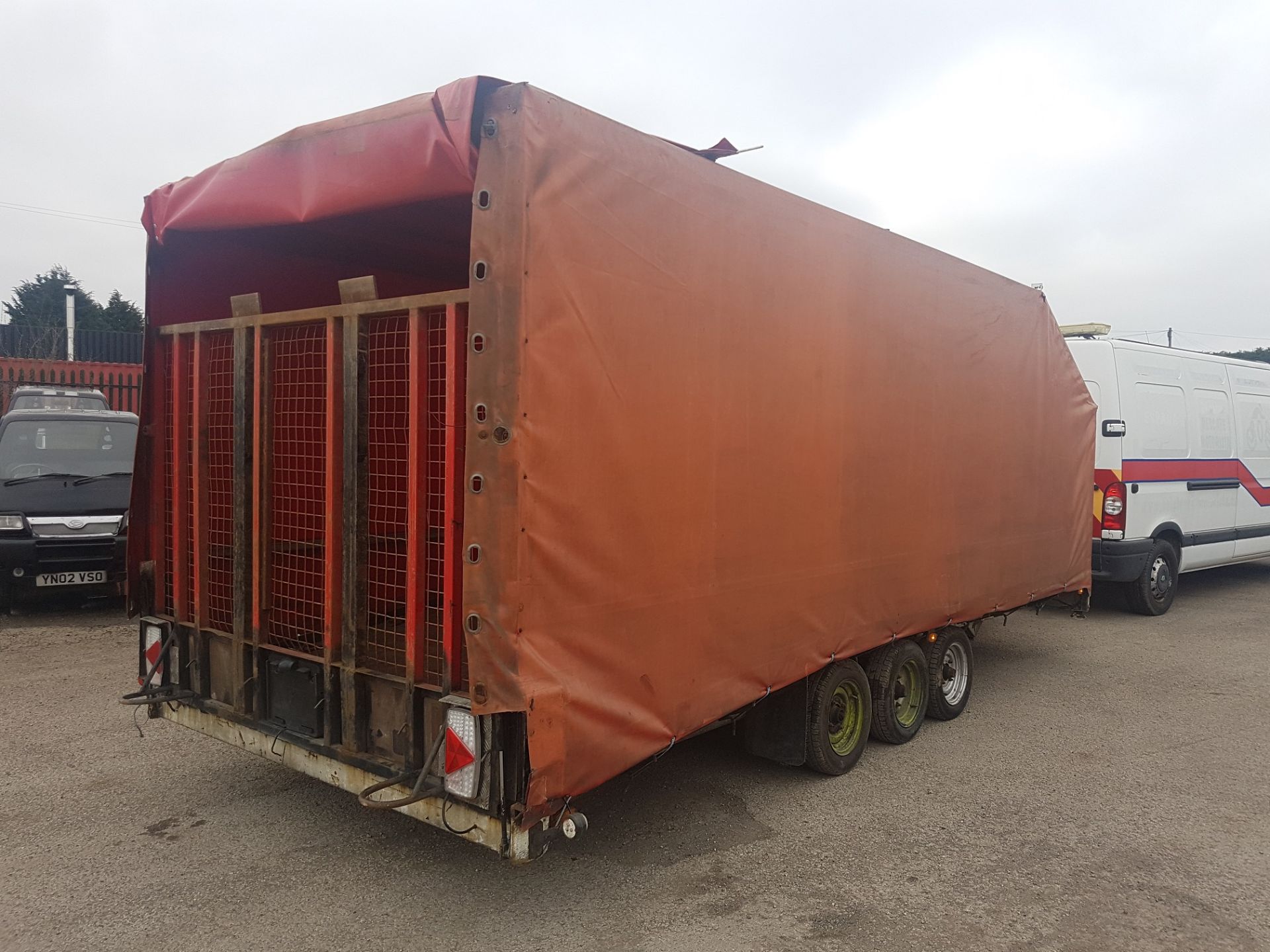 TRI-AXLE BEAVER-TAIL CAR TRANSPORTER COVERED TRAILER - 5.5 METRE BED LENGTH! *PLUS VAT* - Image 7 of 14