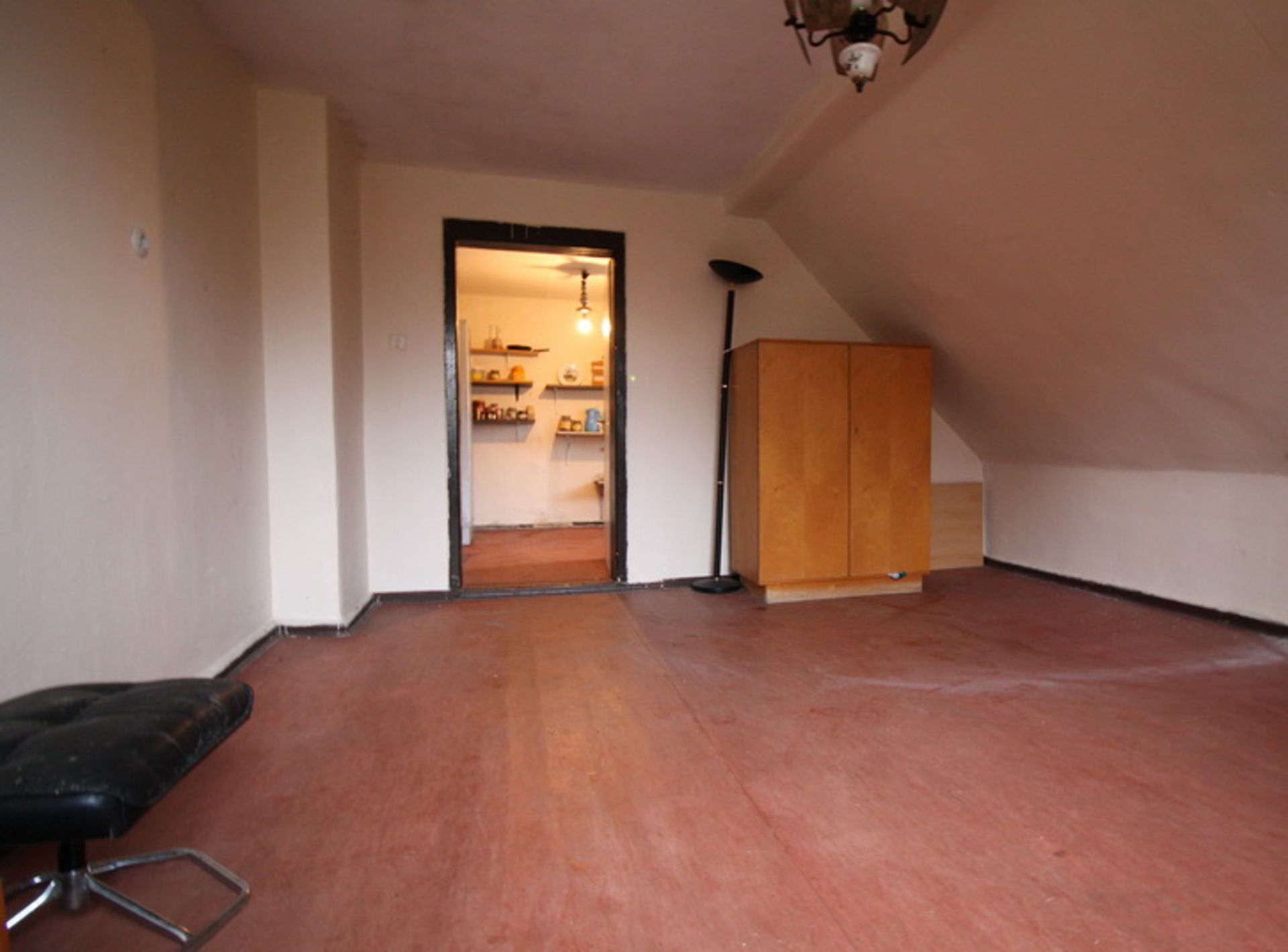 NO RESERVE 3,681 sqm - Massive Farm: Cow Shed, Dairy & Two Storey House - Germany - Image 4 of 54