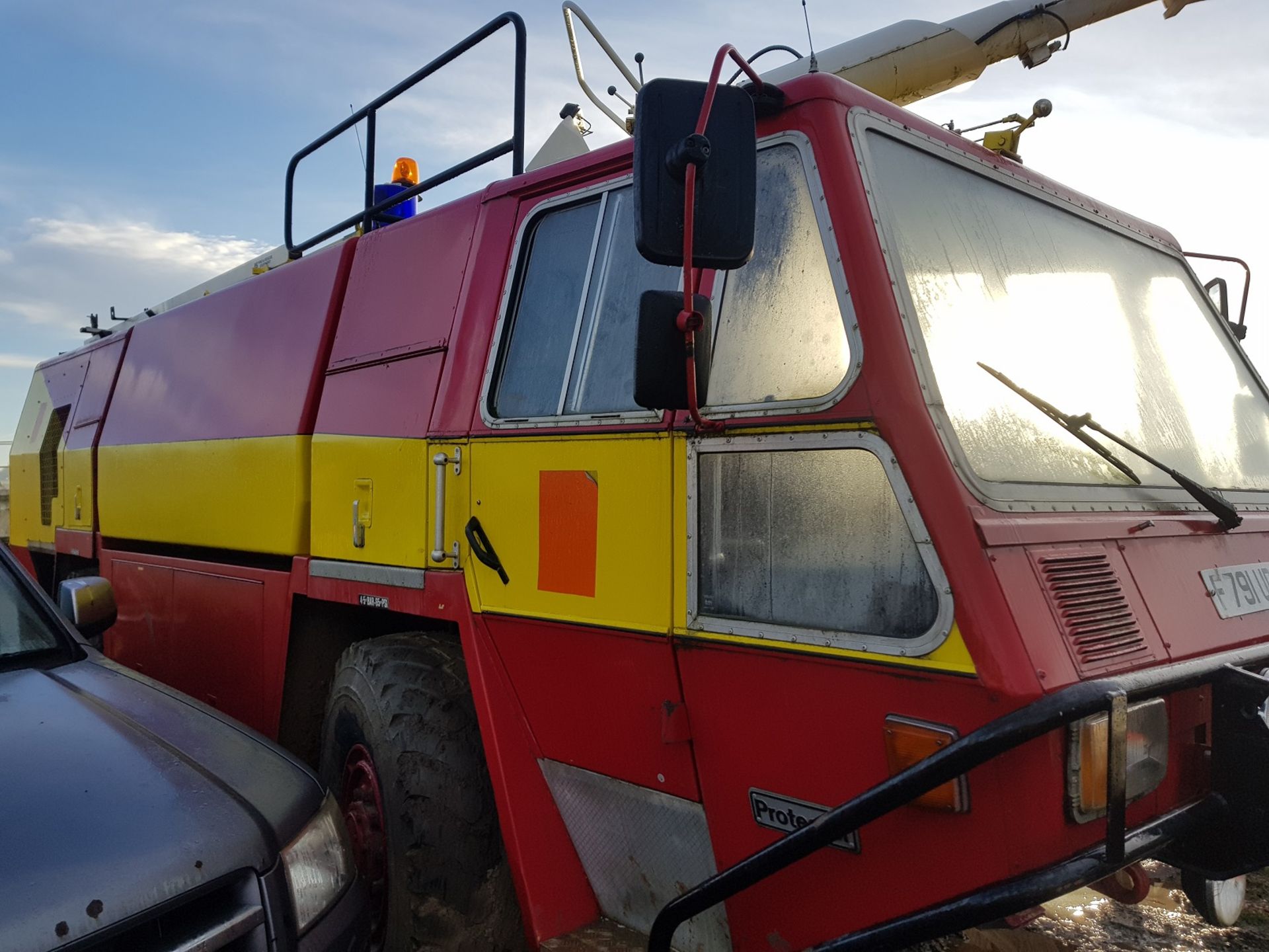 1989 SIMON GLOSTER SARO PROTECTOR FIRE ENGINE RED/YELLOW *PLUS VAT* - Image 2 of 5