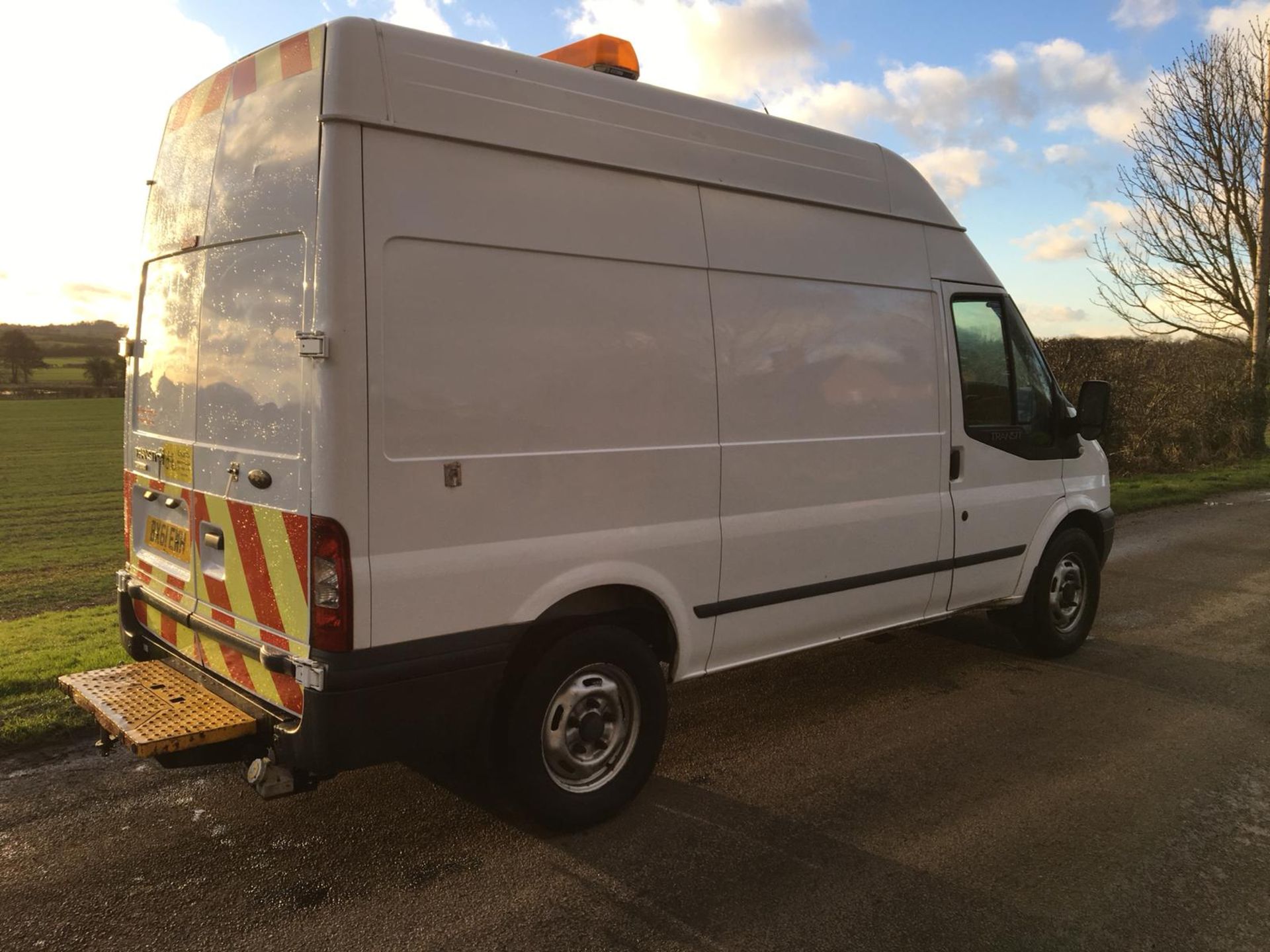 2011/61 REG FORD TRANSIT 100 T350M RWD WHITE DIESEL PANEL VAN - ELECTRIC COMPRESSOR VAN *NO VAT* - Image 5 of 16