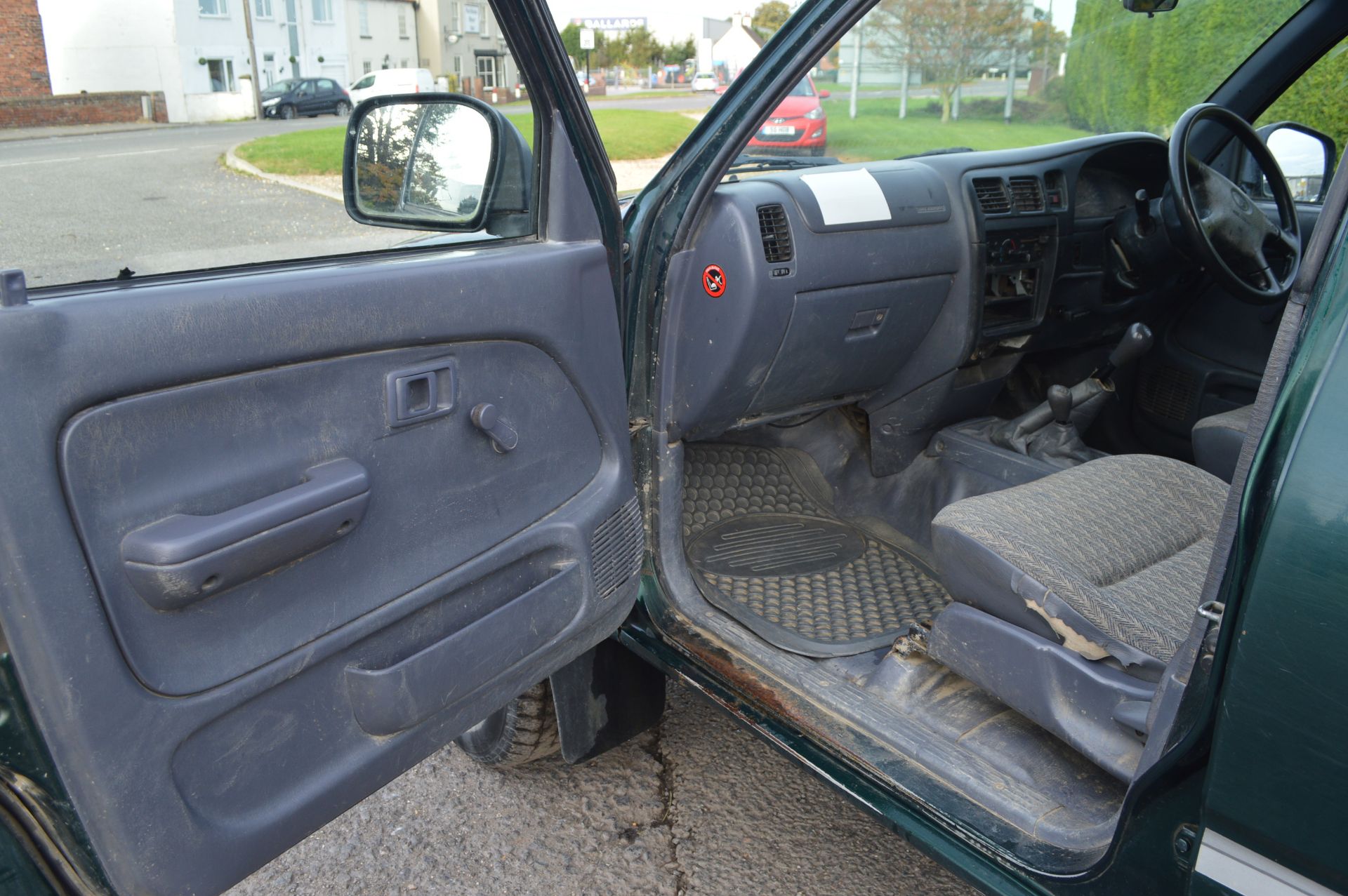 2003/03 REG TOYOTA HILUX D-4D EX 270 PICK-UP, SHOWING 1 OWNER, 2.5 DIESEL - Image 7 of 16