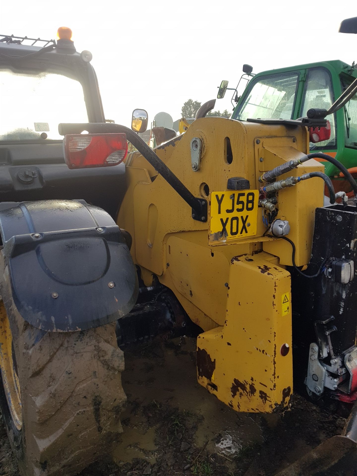 2009/58 REG CATERPILLAR TELEHANDLER TH407 WITH BUCKET & FORKS, SHOWING 8,485 HOURS (UNVERIFIED) - Bild 7 aus 8