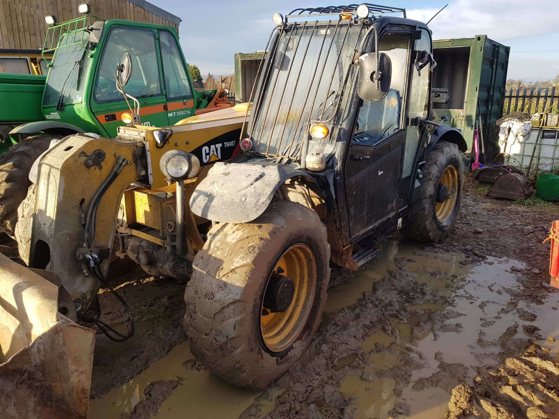 2009/58 REG CATERPILLAR TELEHANDLER TH407 WITH BUCKET & FORKS, SHOWING 8,485 HOURS (UNVERIFIED) - Image 2 of 8