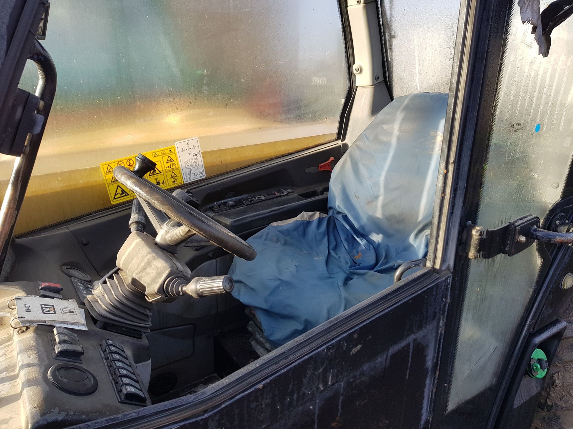 2009/58 REG CATERPILLAR TELEHANDLER TH407 WITH BUCKET & FORKS, SHOWING 8,485 HOURS (UNVERIFIED) - Image 6 of 8