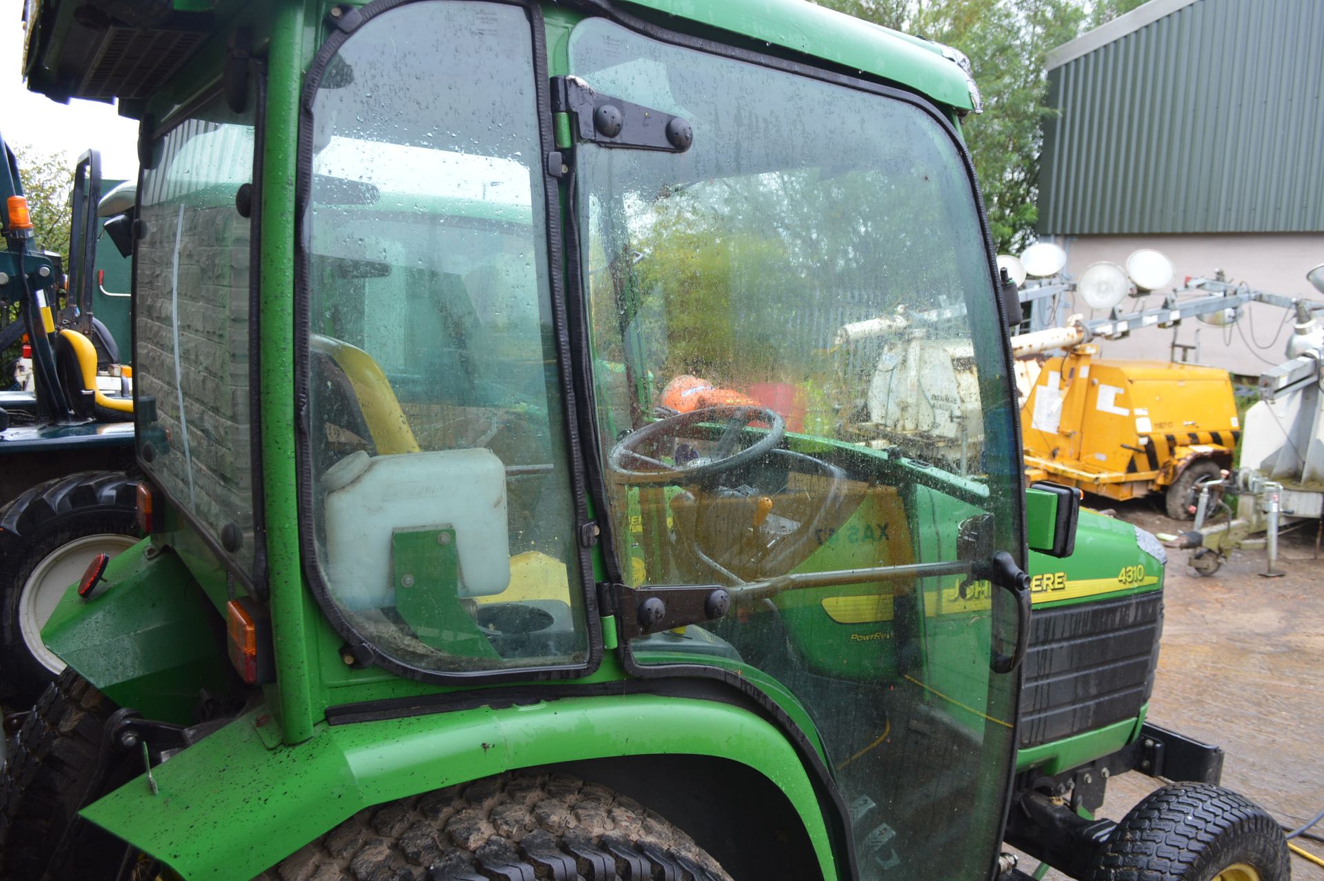 YEAR UNKNOWN JOHN DEERE 4310 4WD RIDE ON MOWER WITH CAB *PLUS VAT* - Image 3 of 10