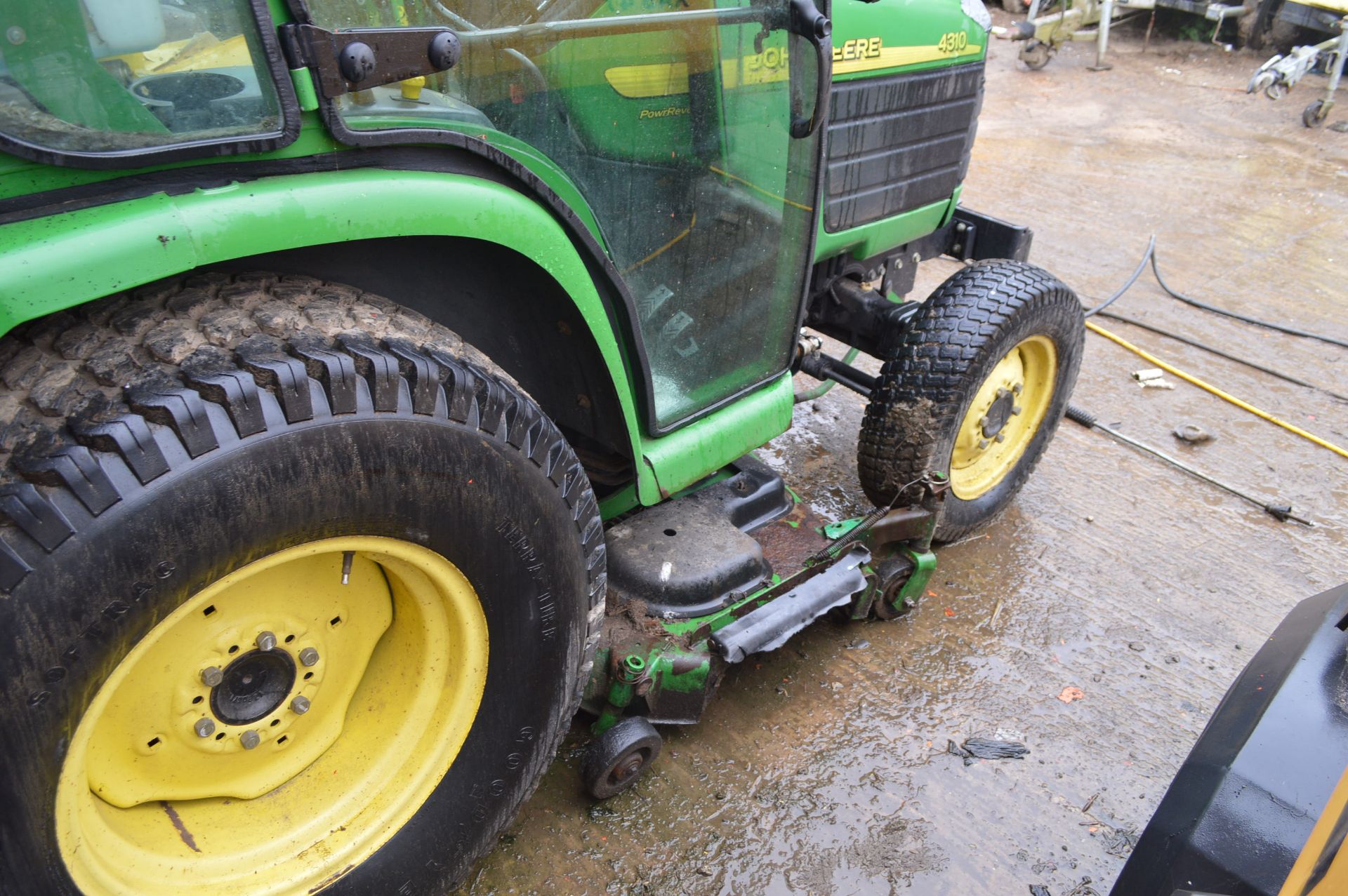 YEAR UNKNOWN JOHN DEERE 4310 4WD RIDE ON MOWER WITH CAB *PLUS VAT* - Image 5 of 10