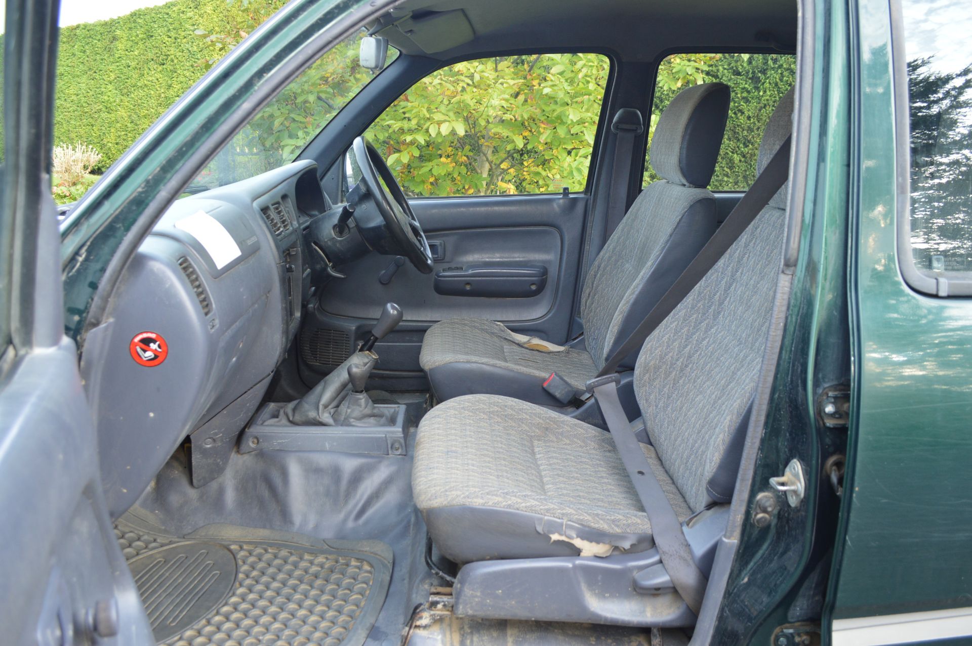 2003/03 REG TOYOTA HILUX D-4D EX 270 PICK-UP, SHOWING 1 OWNER, 2.5 DIESEL - Image 8 of 16