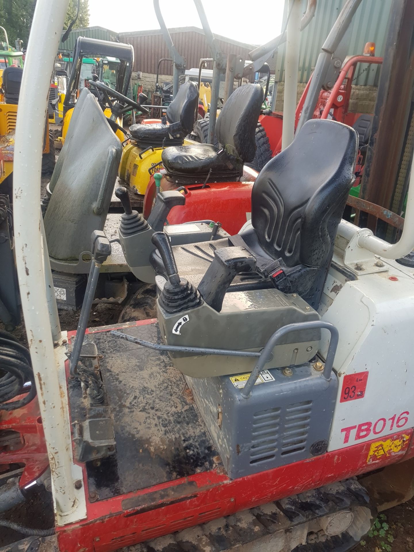 2011 TAKEUCHI TB016 MINI DIGGER / EXCAVATOR WITH EXPANDING TRACKS, STARTS, DRIVES & DIGS *PLUS VAT* - Image 2 of 6