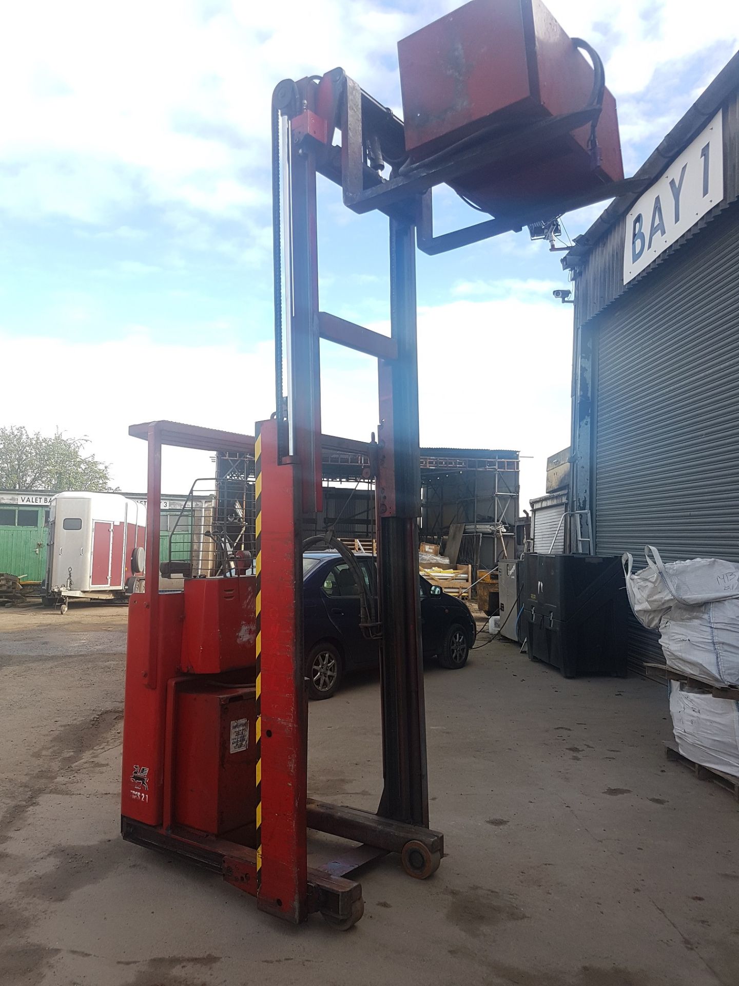 LANSING BAGNALL FRES 21 ELECTRIC FORKLIFT, GOOD BATTERY *PLUS VAT* - Image 15 of 18