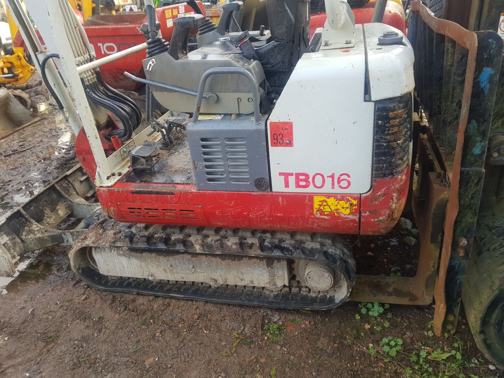 2011 TAKEUCHI TB016 MINI DIGGER / EXCAVATOR WITH EXPANDING TRACKS, STARTS, DRIVES & DIGS *PLUS VAT* - Image 3 of 6