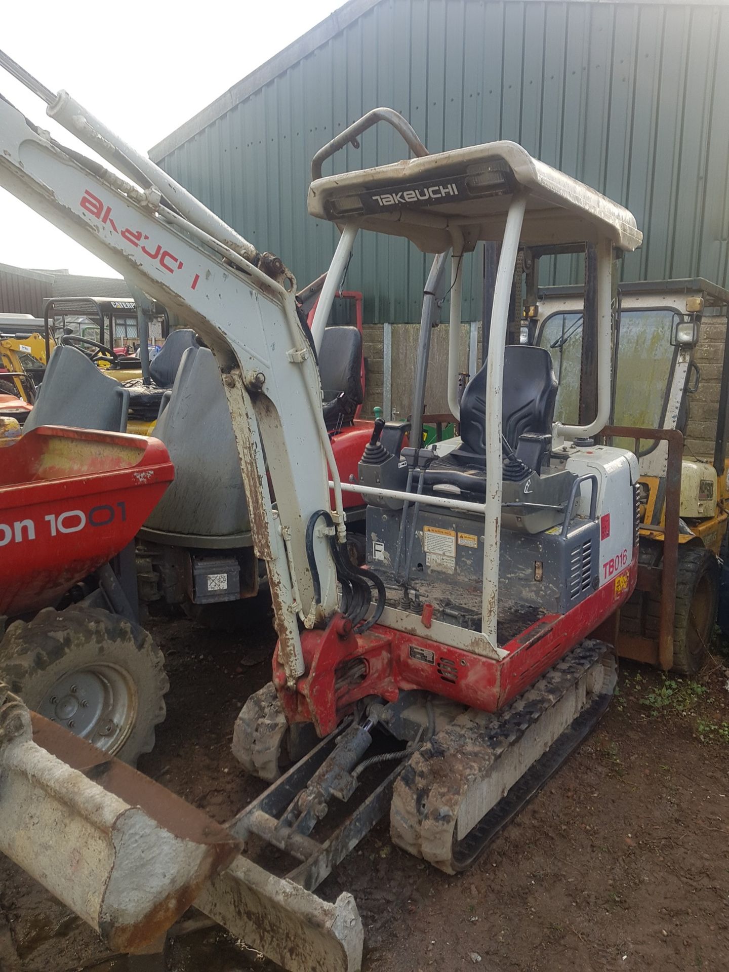 2011 TAKEUCHI TB016 MINI DIGGER / EXCAVATOR WITH EXPANDING TRACKS, STARTS, DRIVES & DIGS *PLUS VAT*