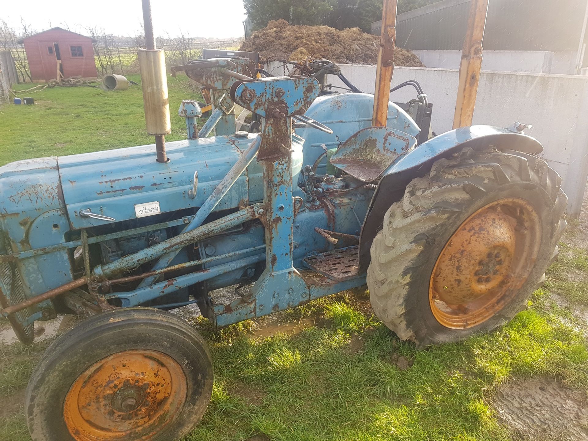 VINTAGE FORDSON DEXTA TRACTOR AND LOADER *PLUS VAT* - Bild 2 aus 4