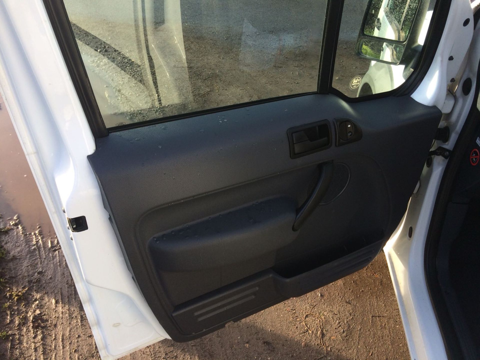 2011/11 REG FORD TRANSIT CONNECT 90 T230 WHITE DIESEL PANEL VAN, SHOWING 1 FORMER KEEPER *PLUS VAT* - Image 10 of 19