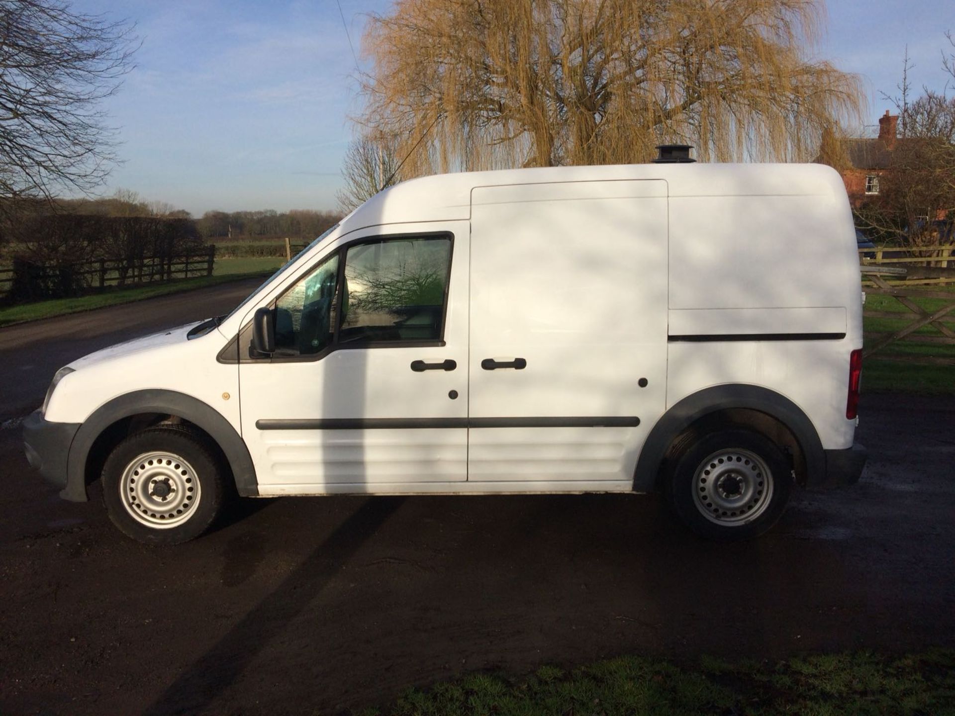 2011/11 REG FORD TRANSIT CONNECT 90 T230 WHITE DIESEL PANEL VAN, SHOWING 1 FORMER KEEPER *PLUS VAT* - Image 3 of 19