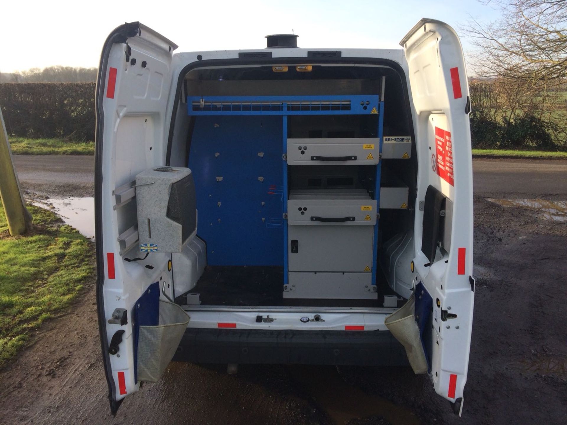 2011/11 REG FORD TRANSIT CONNECT 90 T230 WHITE DIESEL PANEL VAN, SHOWING 1 FORMER KEEPER *PLUS VAT* - Image 8 of 19