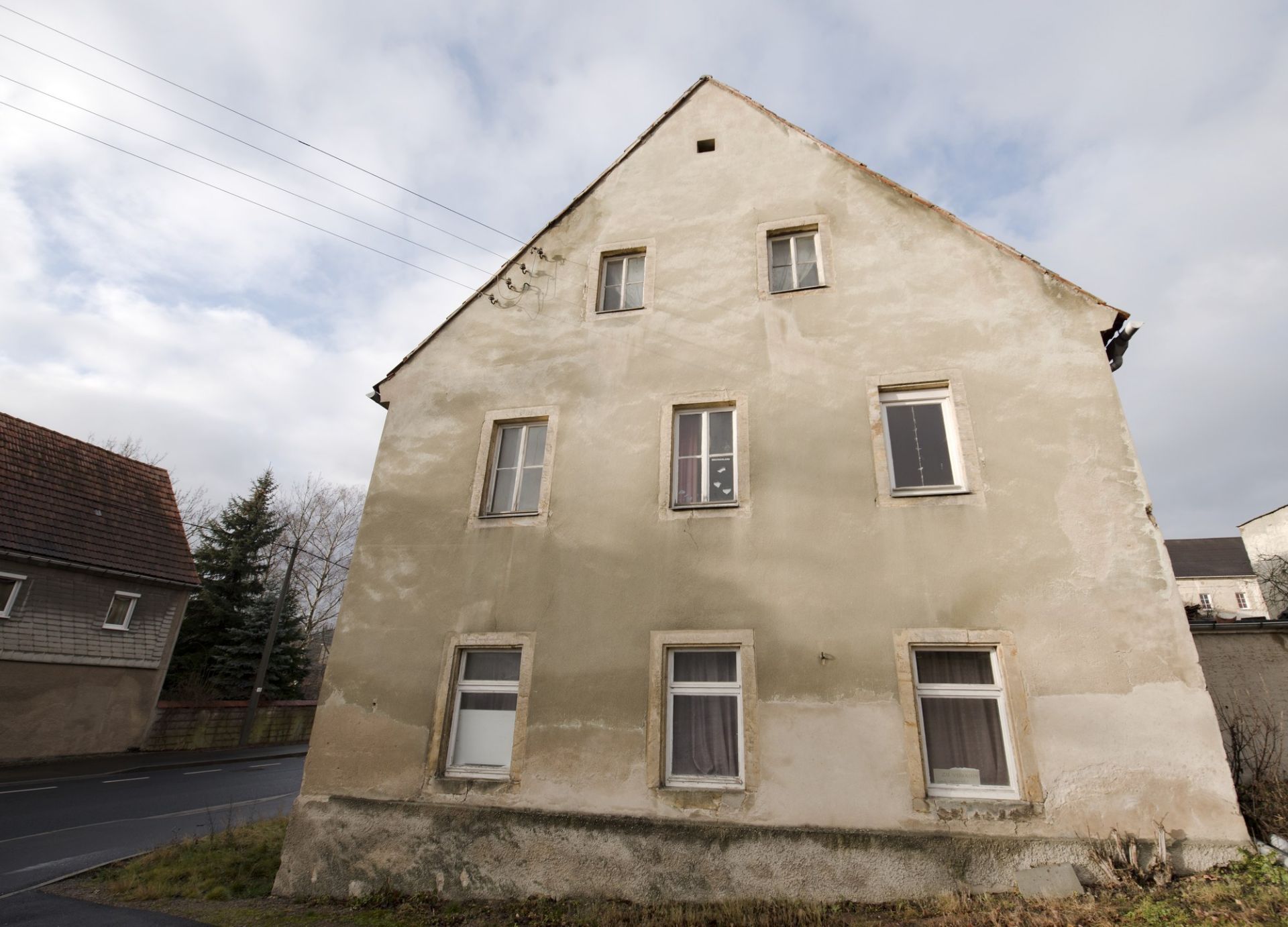 LARGE FORMER GUEST HOUSE IN NOSSEN, GERMANY - Image 2 of 47