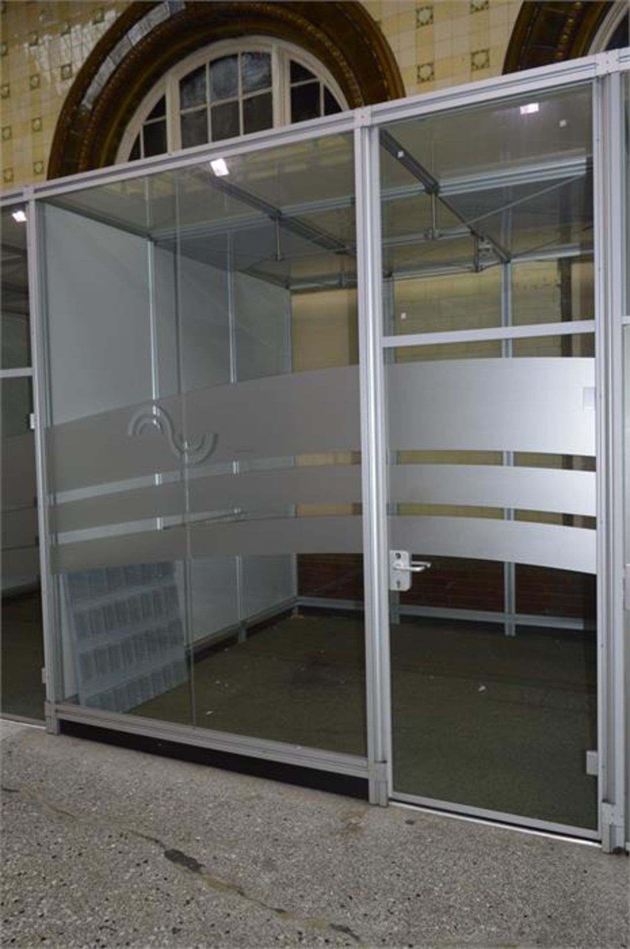 SECTIONAL MODULAR FREE STANDING ALUMINIUM GLASS OFFICE RETAIL UNITS ORIGINAL COST EXCESS OF £60,000 - Image 5 of 8