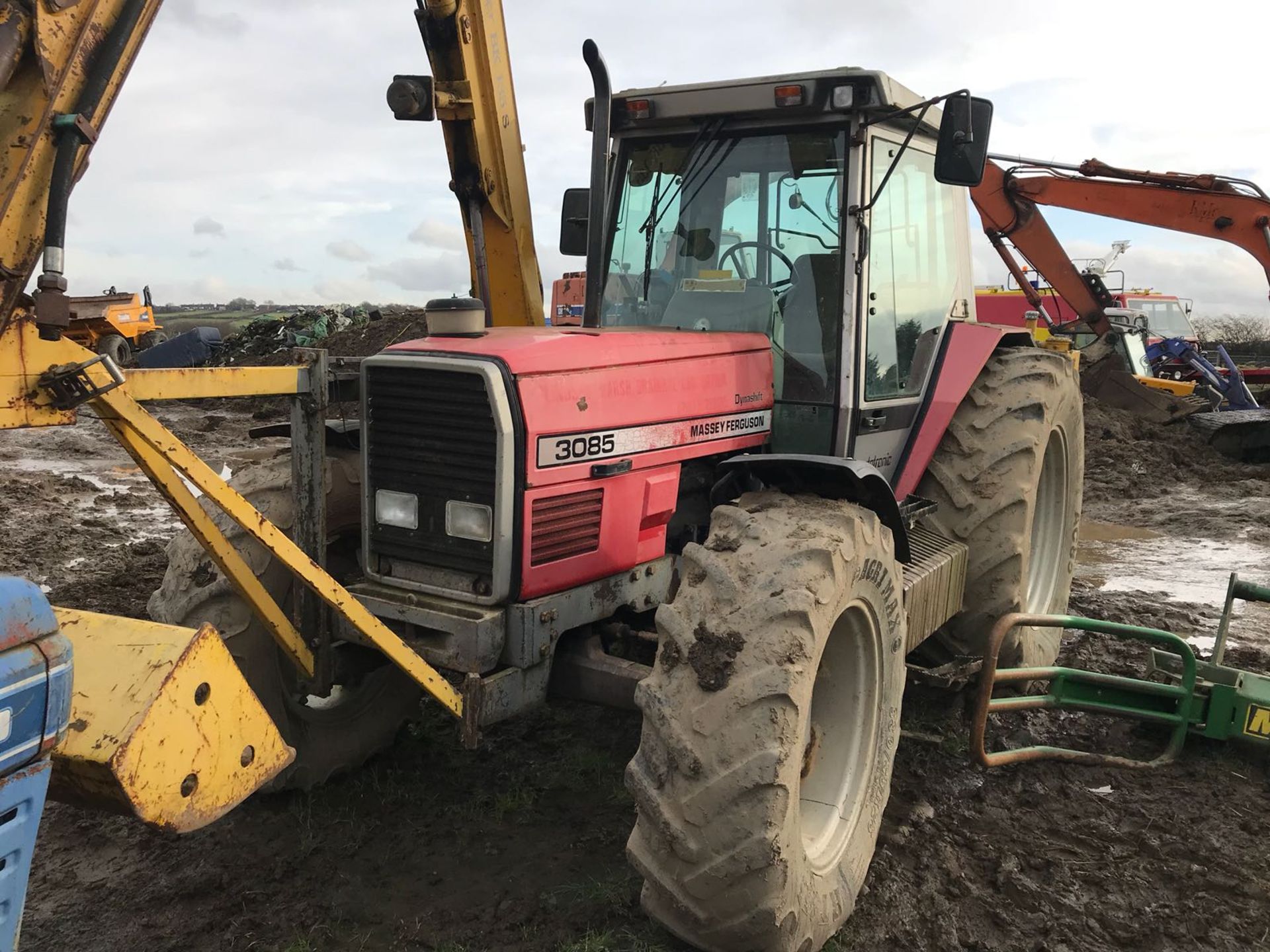 MASSEY FERGUSON 3085 DYNASHIFT AUTOTRONIC TRACTOR WITH DITCHER AND HEDGE CUTTER ATTACHMENT - Image 2 of 9