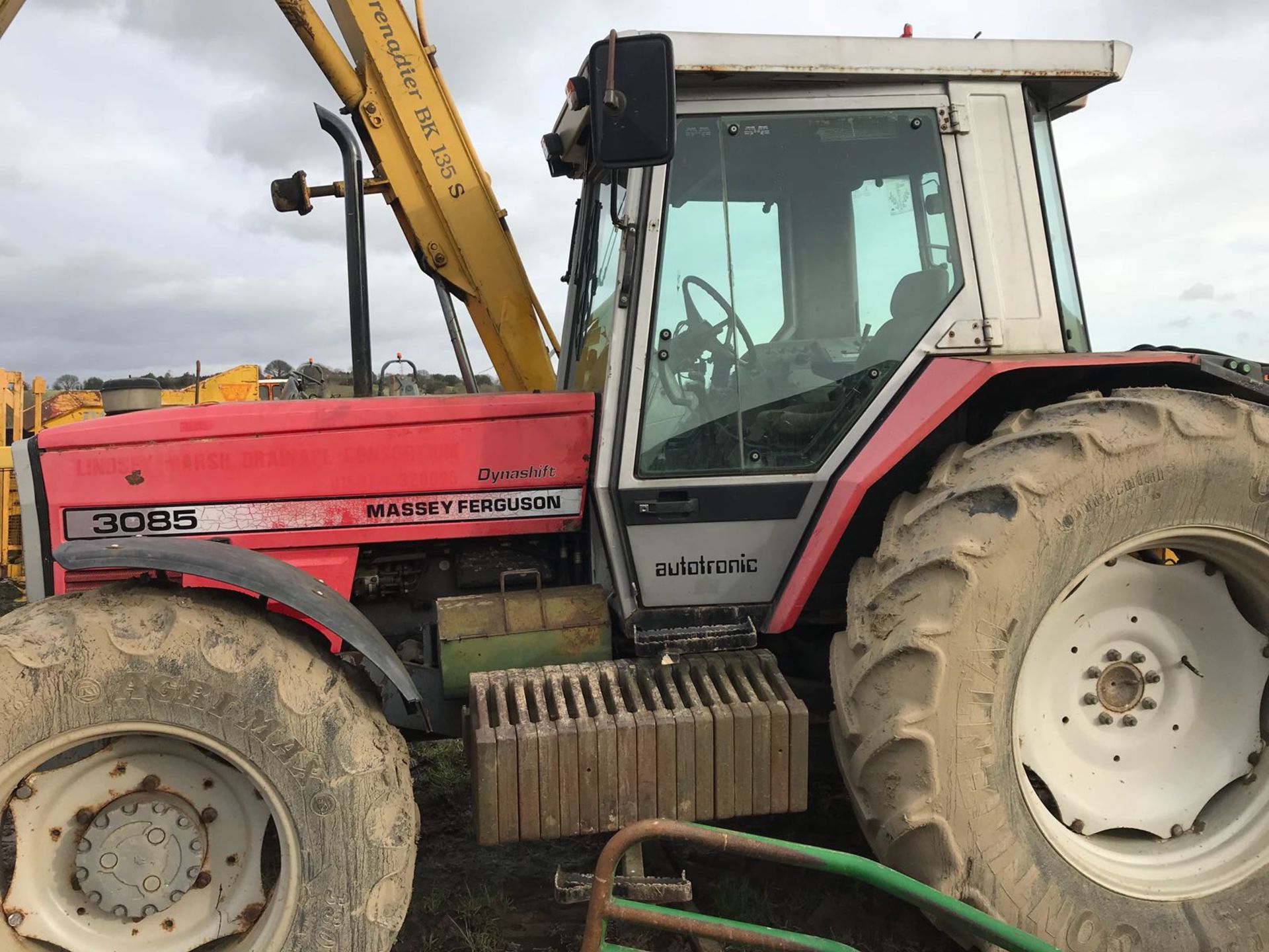 MASSEY FERGUSON 3085 DYNASHIFT AUTOTRONIC TRACTOR WITH DITCHER AND HEDGE CUTTER ATTACHMENT - Image 8 of 9