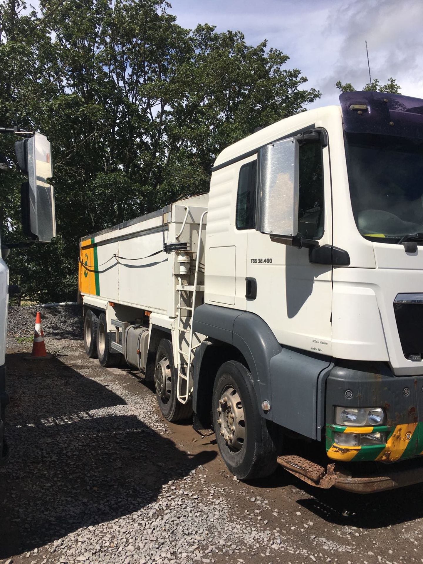 2011/60 REG MAN TGS WHITE DIESEL TIPPER LORRY, SHOWING 1 FORMER KEEPER *PLUS VAT* - Image 2 of 30