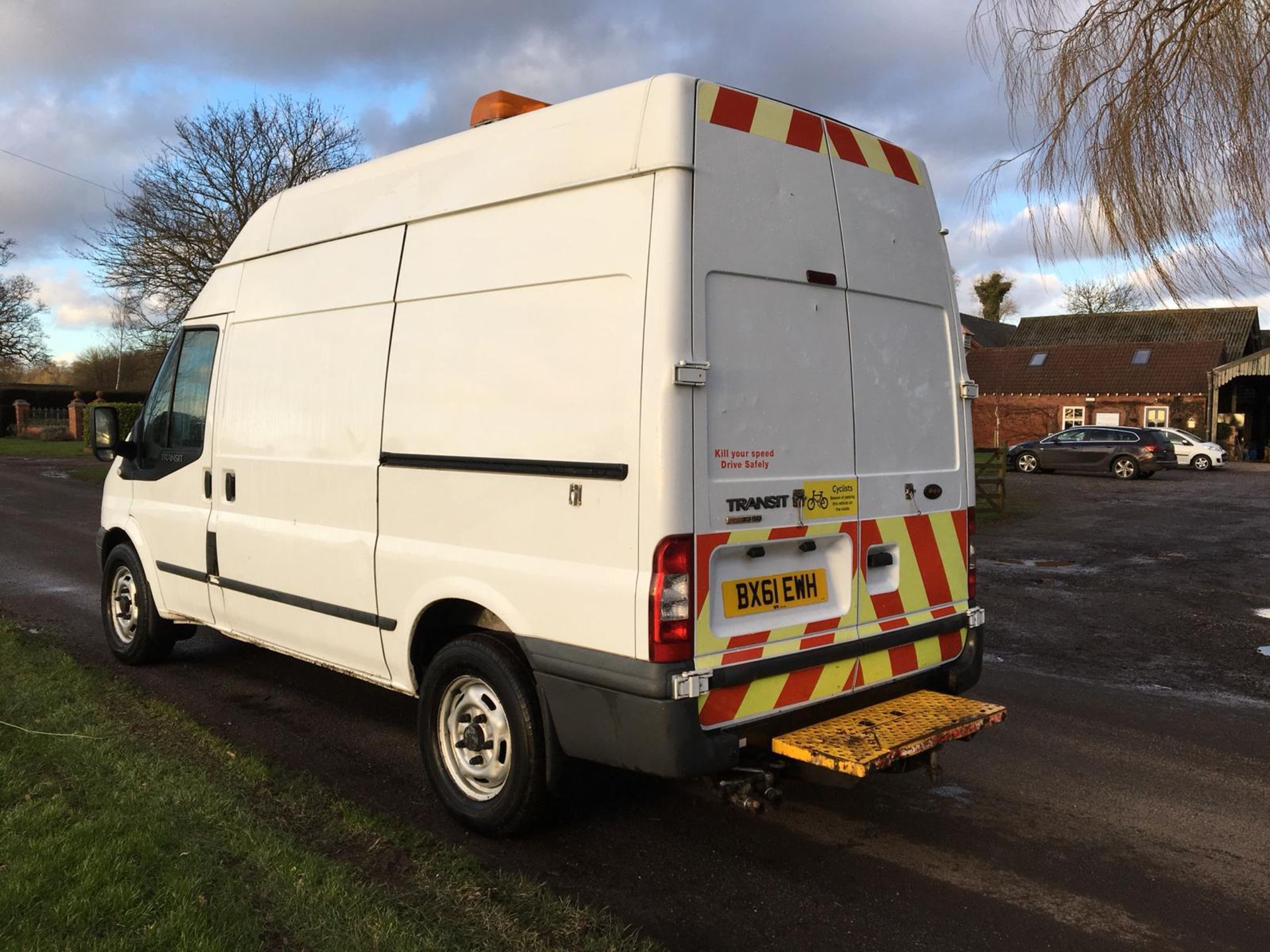 2011/61 REG FORD TRANSIT 100 T350M RWD WHITE DIESEL PANEL VAN - ELECTRIC COMPRESSOR VAN *NO VAT* - Image 4 of 15